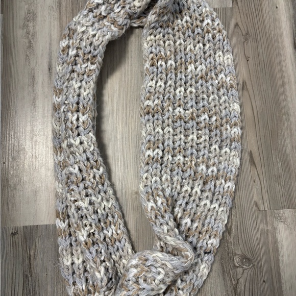 Collection 18 Soft and warm grey and white infinity scarf #winteraccessories - Picture 5 of 5
